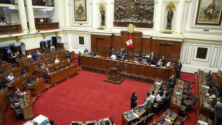 Von der Pressestelle des peruanischen Kongresses verbreitetes Handout-Bild der Plenarsitzung, in der die peruanischen Abgeordneten für vorgezogene Parlamentswahlen im April 2024 statt wie geplant 2026 stimmten, am 20. Dezember 2022 in Lima.