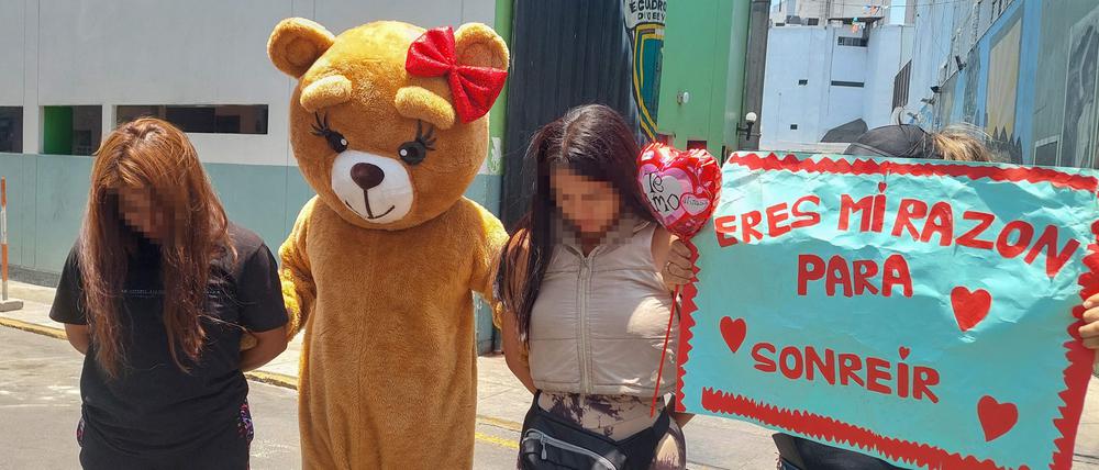 Als Teddybär verkleidet hat ein Polizist in Peru zwei Drogenhändlerinnen überführt.