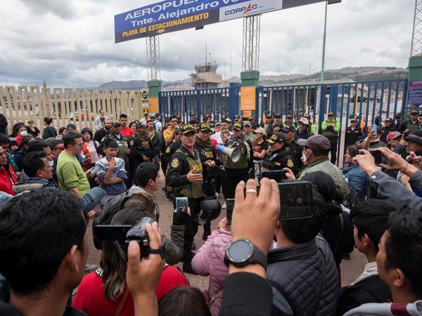 Die Touristenpolizei bewacht den Eingang zum Flughafen in Cusco, Peru.