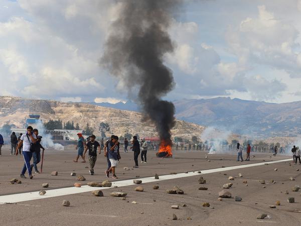Demonstrierende auf dem Flughafen in Ayacucho, Peru.