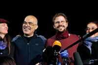 Am Morgen ihrer Freilassung: Der Berliner Menschenrechtler Peter Steudtner (2.v.r.) und sein schwedischer Kollege Ali Gharavi in Istanbul.