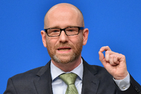 CDU-Generalsekretär Peter Tauber weist mit derben Worten die Kritik von SPD-Chef Sigmar Gabriel an der Flüchtlingspolitik der Kanzlerin zurück.