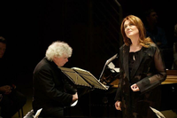 Ein Paar, eine Leidenschaft. Sir Simon Rattle und seine Frau Magdalena Kožená führen im Pierre Boulez Saal unter anderem Chansons und Dvorák-Lieder auf.