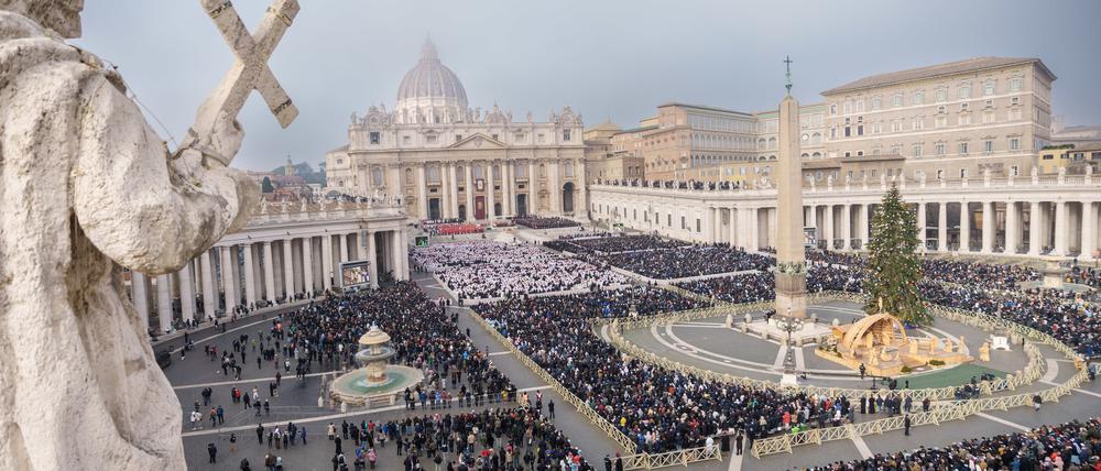 Ein Blick auf den Petersplatz mit Petersdom während der öffentlichen Trauermesse für den emeritierten Papst Benedikt XVI.