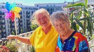 Monika Mayerhofen-Kammann (l.) und Elke Schliebe auf dem Balkon ihrer Wohnung im Lebensort Vielfalt.
