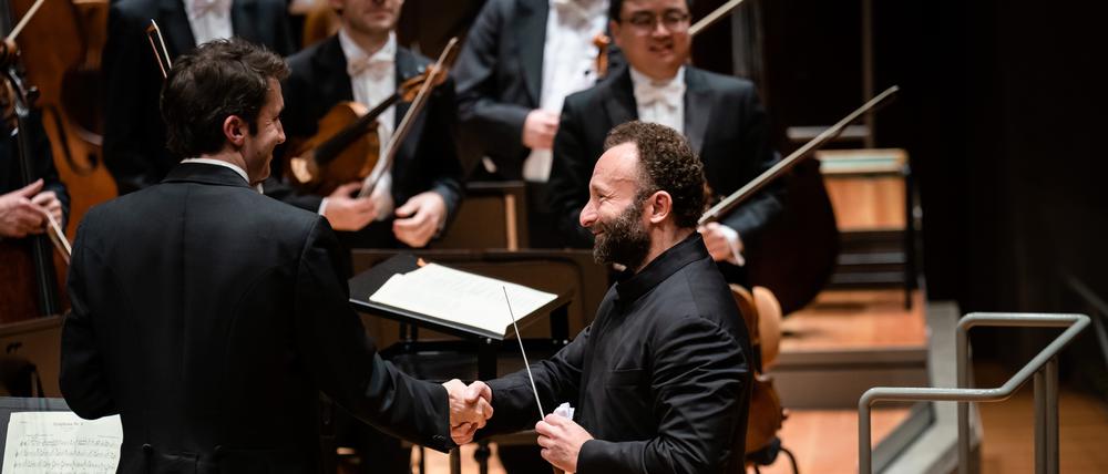 Maestro Kirill Petrenko und Konzertmeister Noah Bendix-Begley in der Philharmonie. 