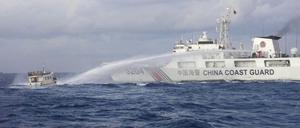 Ein Schiff der chinesischen Küstenwache schießt mit einem Wasserwerfer auf das von der philippinischen Marine betriebene Versorgungsschiff.