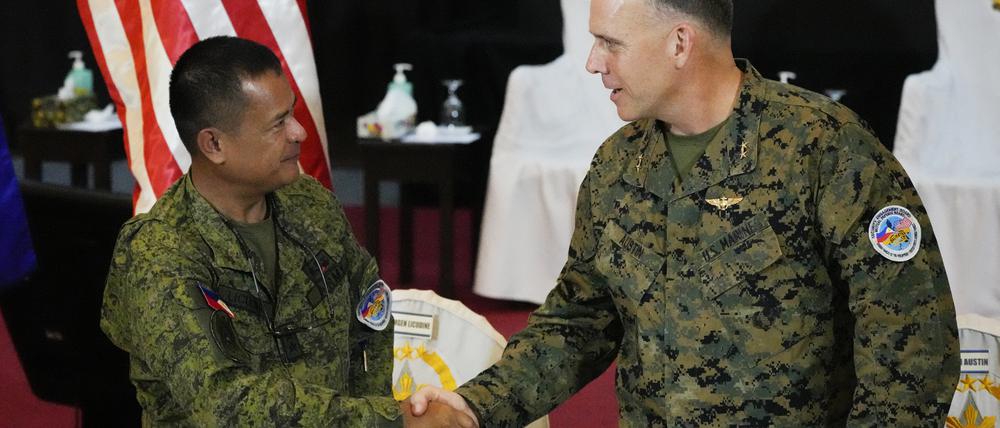 Generalmajor Eric Austin (r), Übungsleiter der US Marine Corp, und Generalmajor Marvin Licudin, Übungsleiter der philippinischen Armee, schütteln sich bei der Eröffnungszeremonie einer gemeinsamen Militärübung die Hände. 