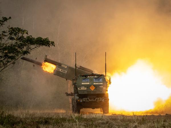 Ein High Mobility Artillery Rocket System wird während einer Live-Feuerübung mit philippinischen und US-amerikanischen Truppen am 31. März 2023.