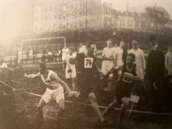 Justus Meyerhof (rechts) als Läufer bei einem Staffelrennen des Berliner SC gegen SC Komet Berlin 1909.