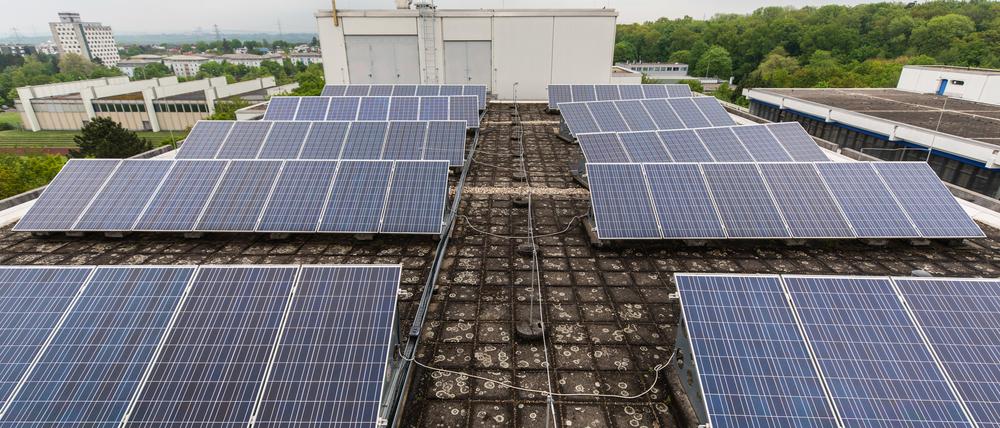 Eine Photovoltaik-Anlage steht auf dem Dach der Hochschule Ludwigsburg. 