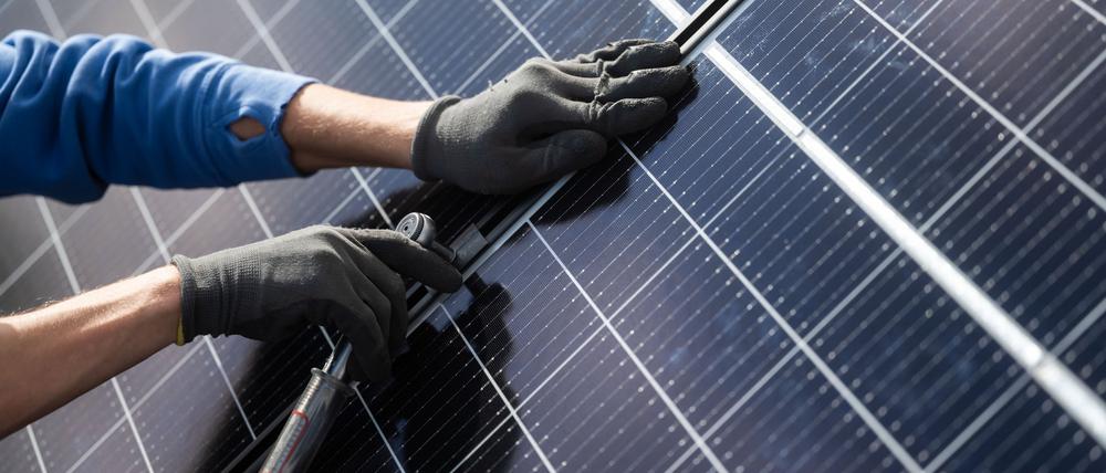 Der Einbau von Solaranlagen und Stromspeichern treibt die Umsätze des Elektrohandwerks.