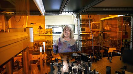 Die Nobelpreisträgerin Donna Strickland entwickelt in ihrem Labor an der Universität von Waterloo in Kanada besondere Laser.