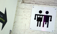 Darauf sind Frauen und Männer gleichermaßen angewiesen: Nach dem Willen des Senats soll es mehr öffentliche Toiletten an belebten Bahnhöfen geben.