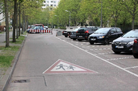 Trotz Schrägparkens und Tempo 30-Zone wird im Pillnitzer Weg oft gerast.