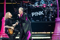 Die US-Sängerin Pink tritt in der Perth Arena in Australien auf.