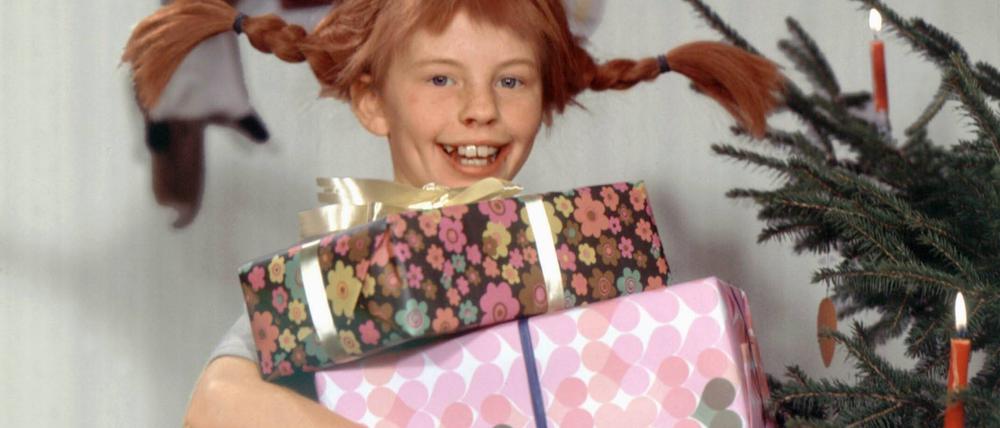Pippi Langstrumpf (Inger Nilsson) freut sich über ihre Weihnachtsgeschenke.