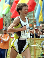 Uta Pippig beim Boston-Marathon 1997, den sie auf Platz vier beendete.