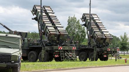 Patriot-Systeme stehen auf einem Truppenübungsplatz der Flugabwehrraketengruppe 21 in Mecklenburg-Vorpommern.