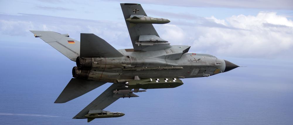 Die von der Bundeswehr herausgegebene Aufnahme zeigt einen Kampfjet Tornado IDS ASSTA 3.0, bestückt mit dem Lenkflugkörper Taurus, der im Rahmen der Übung «Two Oceans» über See fliegt. 