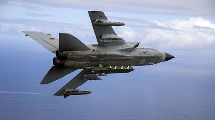 Die von der Bundeswehr herausgegebene Aufnahme zeigt einen Kampfjet Tornado IDS ASSTA 3.0, bestückt mit dem Lenkflugkörper Taurus, der im Rahmen der Übung „Two Oceans“ über See fliegt. 