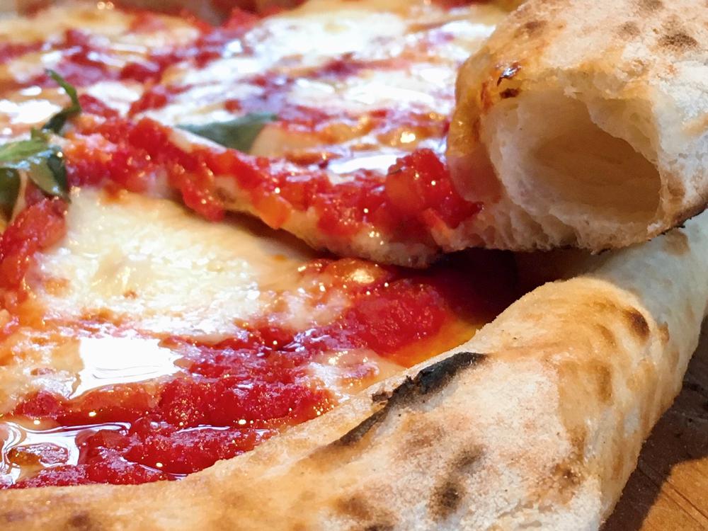 Die beste Pizza der Welt: Hoher Rand, leicht angebrannt