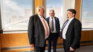 Karl-Josef Laumann, Arbeitsminister in Nordrhein-Westfalen (von links), spricht mit EU-Kommissar Nicolas Schmit und dem EU-Abgeordneten Dennis Radtke in Duisburg über die Transformation der Stahlindustrie.