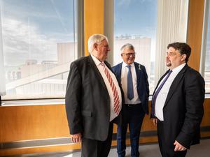 Karl-Josef Laumann, Arbeitsminister in Nordrhein-Westfalen (von links), spricht mit EU-Kommissar Nicolas Schmit und dem EU-Abgeordneten Dennis Radtke in Duisburg über die Transformation der Stahlindustrie.