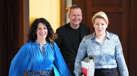 Umwelt- und Mobilitätssenatorin Bettina Jarasch (Grüne, links), hier mit Kultursenator Klaus Lederer (Die Linke, Mitte) und Regierender Bürgermeisterin Franziska Giffey (SPD, rechts). 