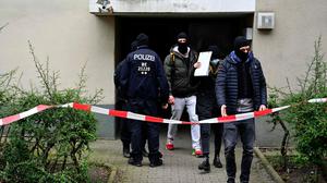 Polizisten durchsuchen die Wohnung der früheren RAF-Terroristin Daniela Klette in Berlin-Kreuzberg.
