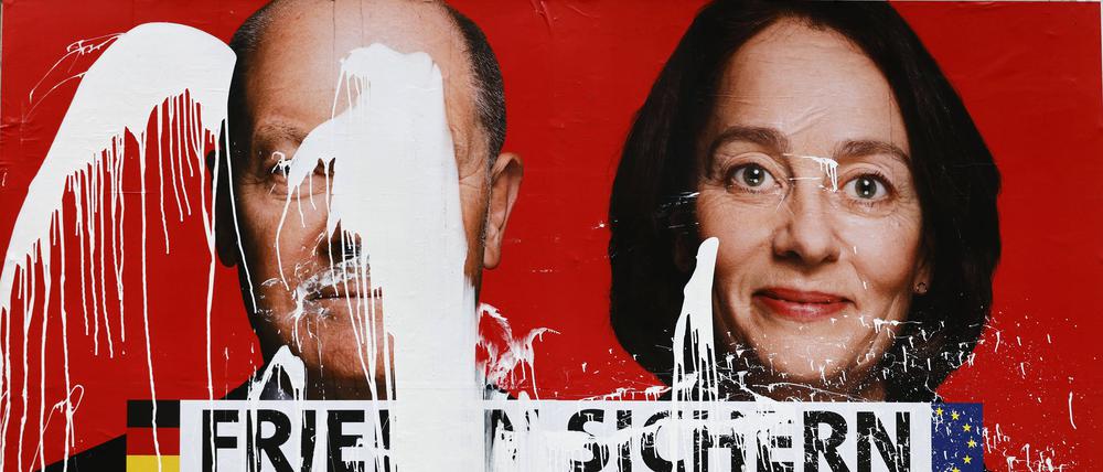 Ein beschmiertes Wahlplakat der SPD, links (nicht) im Bild: Olaf Scholz.