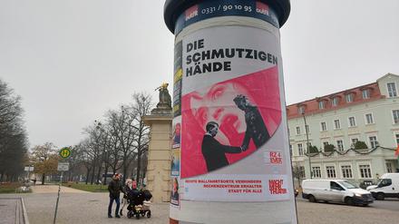 Ein Theaterplakat des Hans Otto Theaters Potsdam wurde von der Initiative „Stadt für alle“ als politische Protestaktion verfremdet.