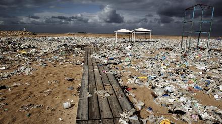 Angetriebener Plastikmüll am Mittelmeerstrand in Keserwan im Libanon. Nach Angaben der Umweltorganisation WWF landen pro Jahr 19 bis 23 Millionen Tonnen Plastikmüll in Seen, Flüssen und Meeren.