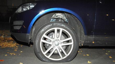 Ein SUV mit plattem Reifen.