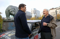 Pleitgen interviewt unseren Leser Klaus Gaffron vor dessen Lieblingsmotiv - der Moabiter Bärenbrücke.