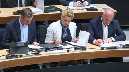 Stefan Evers (l-r, CDU), Finanzsenator, Franziska Giffey (SPD), Wirtschaftssenatorin, und Kai Wegner (CDU), Regierender Bürgermeister, bei der Plenarsitzung des Berliner Abgeordnetenhauses. +++ dpa-Bildfunk +++