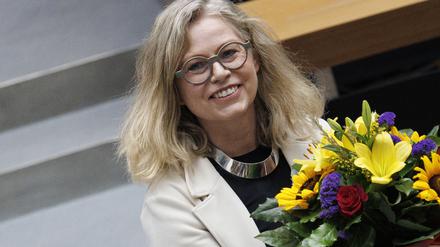 Die neue Verkehrssenatorin Ute Bonde (CDU) hält einen Blumenstrauß nach der Vereidigung während der Plenarsitzung des Berliner Abgeordnetenhauses.