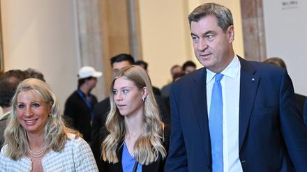 Der bayerische Ministerpräsident Markus Söder (CSU) kommt mit seiner Frau Karin Baumüller-Söder (l) und Tochter Selina zur Plenarsitzung des Bayerischen Landtags.