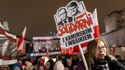 Die PiS-Abgeordnete Malgorzata Gosiewska hält am Mittwoch in Warschau ein Schild mit der Aufschrift „Solidarität mit Kaminski and Wasik“ hoch.