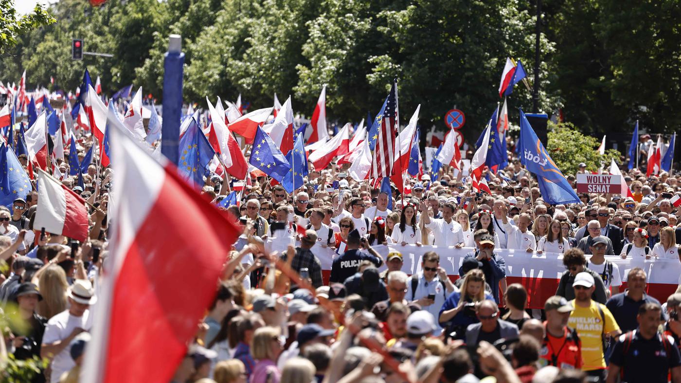 Dziesiątki tysięcy demonstrują w Warszawie przeciwko polskiemu rządowi