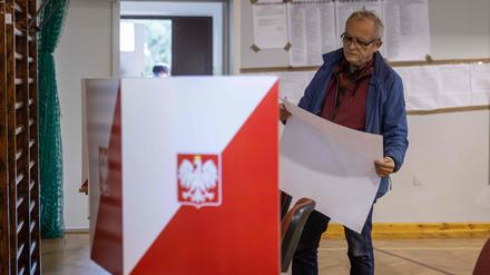 Polnischer Wähler in einem Warschauer Wahllokal.