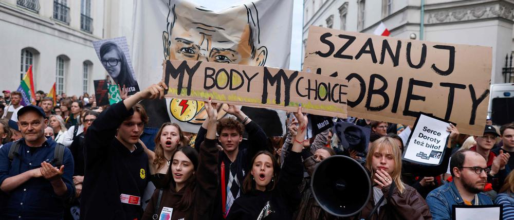 Am Mittwoch gingen mehrere Tausend Menschen, hier in Warschau, auf die Straße gegen das scharfe Abtreibungsgesetz in Polen. 