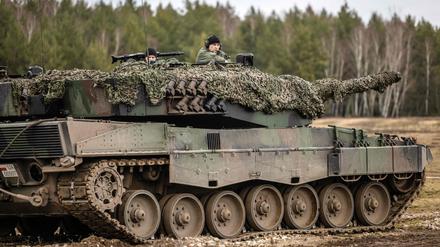 Polnische und ukrainische Soldaten bei der Ausbildung am Leopard-2-Panzer in Polen.