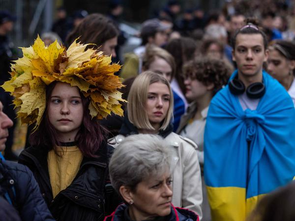 Osoby podczas protestu przed Ambasadą Rosji w Warszawie 15 października 2022 r.