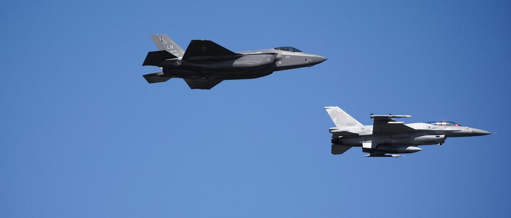 U.S Air Force F-35- und polnische F-16 Jets bei einer Übung.