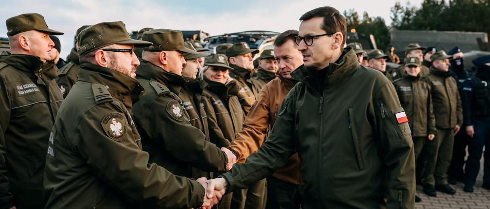 Polens Ministerpräsident Mateusz Morawiecki bei einem Besuch der belarussischen Grenze im Jahr 2022. Die Situation dort werde „noch bedrohlicher“.