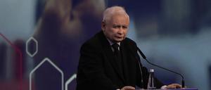 Jaroslaw Kaczynskis nationalkonservative PiS-Partei brachte den Gesetzentwurf ein.