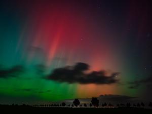 Brandenburg, Lietzen: Polarlichter leuchten am Nachthimmel über der Landschaft im östlichen Brandenburg.