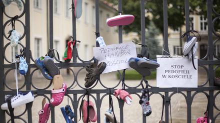 Langer Weg zur Aufklärung. Schon im Jahr 2018 gab es in Polen den Baby-Schuh-Protest gegen Pädophilie und Missbrauch in der Katholischen Kirche. 
