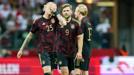 Deutschlands Nationalkicker Wolf, Füllkrug und Brandt nach dem Spiel gegen Polen.